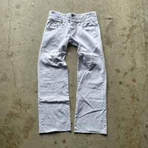 Distressed doublewaisted Dolce Gabbana jeans - Dolce Gabbana jeans med double waist och distressing. Sitter gaaaalet bra med en baggy/flared passform. Vintage skick utan flaws 
