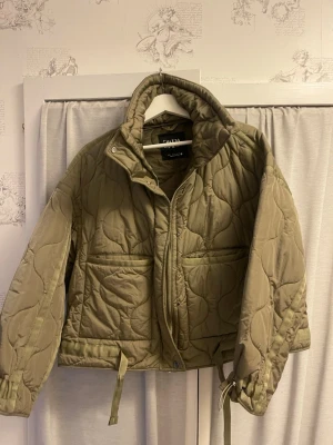 Quiltad jacka från Zara - Snygg olivgrön quiltad jacka från Zara. Jättebra skick. Storlek L men väldigt liten i storleken då den passar mig som har Xs eller ibland S vanliga fall. Pris kan diskuteras🌸skriv för fler bilder