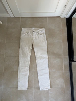 Vita acne jeans - Feta acne jeans säljes! Perfekta nu till sommaren och finare tillställningar. Dessa säljs till riktigt bra pris då nypris~5500 och vi säljer dem till en bråkdel av det. Inga defekter🙃 hör av dig vid frågor😇 Med vänlig hälsning, Avenue 