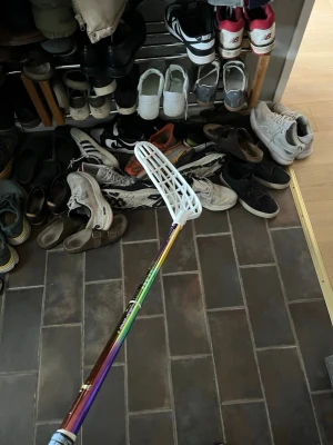 Unihoc dlx  - Säljer en Unihoc dlx 26. Lite använd och ett slag i lacken men inget som påverkar. Kan fraktas och priset är ej hugget i sten. Hör av er vid minsta fundering!