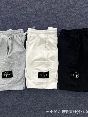 Stone Island t-shirt i tre färger - Säljer snygga Stone Island t-shirts i svart, vit och ljusgrå. Klassisk rund hals, korta ärmar och ikonisk logotyp på vänster ärm. Perfekt för dig som vill ha en clean och stilren look. Materialet är mjuk bomull som känns skönt mot huden.