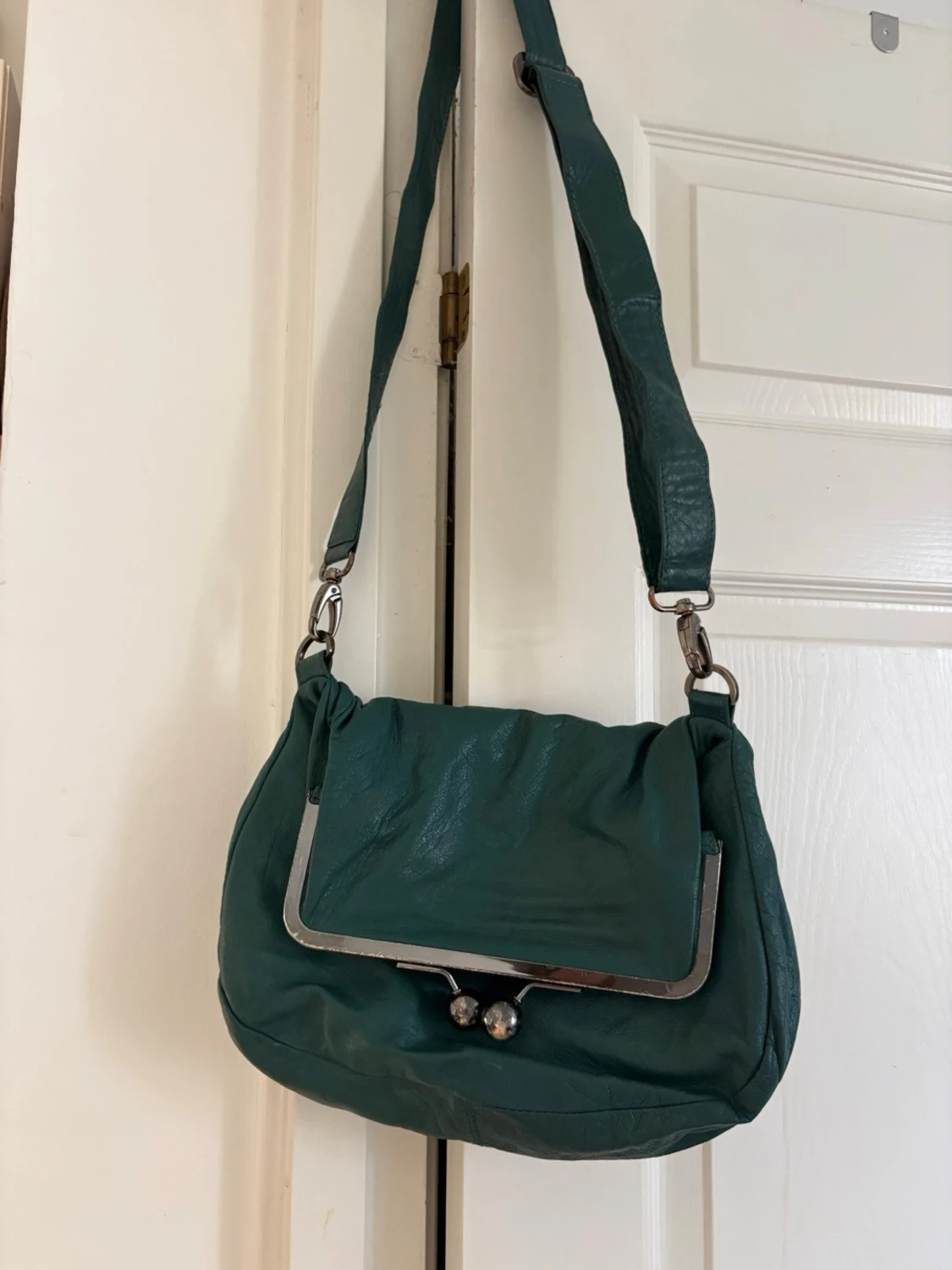 Mörkgrön axelväska med metallspänne