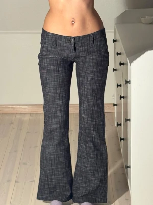 Lågmidjade flare kostymbyxor  - Midjemått: 40cm. Innerbenslängd: 74cm. (Storlek 28.) Passar 36/38. Fickorna är inte riktiga. Kolla in min profil, följ för fler plagg🙌