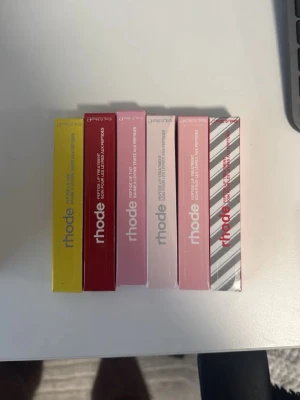 Rhode Peptide Lip Treatment läppbalsam 6 st - Sex stycken i strawberry, vanilla, vanilla cake, passionfruit, watermelon och peppermint