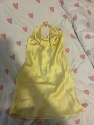 Zara top - Säljer den härlig gul Zara halterneck-topp. Storlek S. Lite slitage på tyget, påverkar inte användningen. Annars i bra skick! Jag skulle säga att färgen syns bäst på ekobilderna.🤍
