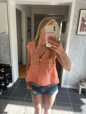 Fin sommar tröja  - Söt korall färgad tröja till sommaren🪸💝Köpt på vinted och har tyvärr knappt använt den🌸 Är i storlek XS men sitter snarare som en S, liten M 