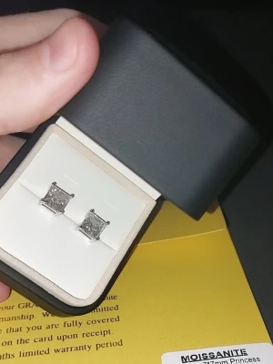 Moissanite örhängen i silver - Snygga örhängen med fyrkantiga moissanite-stenar i 3ct väldigt snygga och går igenom Diamond tester!