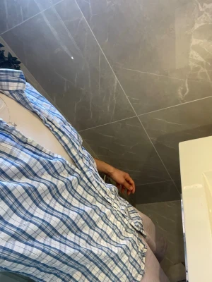 Blårutig skjorta med knappar - Säljer en blårutig skjorta med klassisk krage och knappar framtill. Skjortan har långärmad design och är tillverkad i ett lätt bomullsmaterial som känns skönt mot huden. Perfekt för dig som gillar en avslappnad och stilren look.