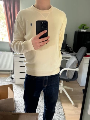 Stickad Ralph Lauren tröja - Säljer en vit/krämvit stickad tröja från polo Ralph Lauren. Bra skick, nopprig men har inte större defekter som hål eller så. Storlek small. Storlekslappen sitter lite löst i övre högra hörnet. Skickar oftast inom ett dygn. Köp gärna bundle för rabatt. 