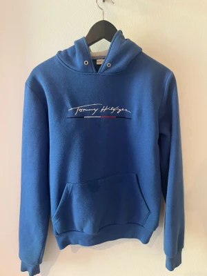 Enkle hoodie  - Fin och speciell hoodie från Tommy hilfiger. Sjukt snygg under cardigan eller väst