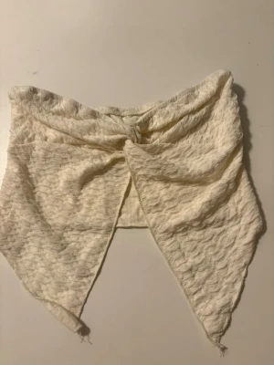 Croppad top oanvänd strl M - Croppad top oanvänd 