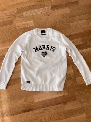 Morris tröja - As najs Morris tröja i storlek M. Shysst för sommarkvällar! Hör av er vid frågor🥂
