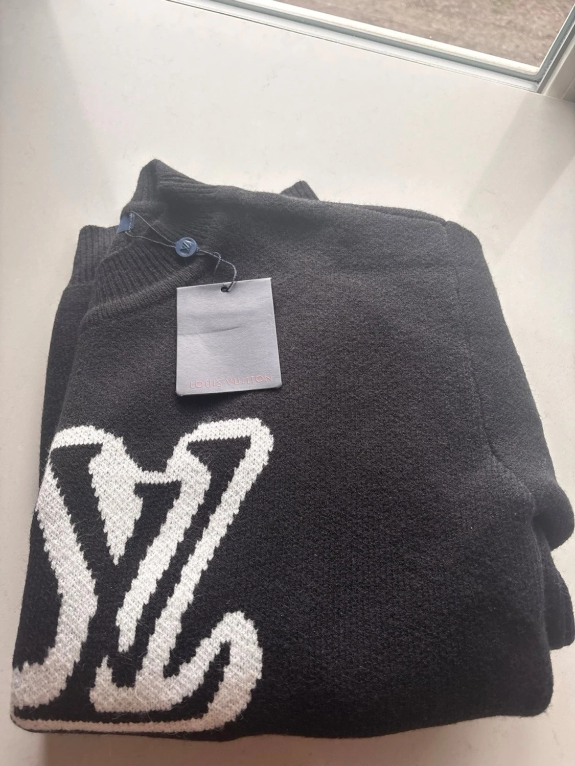 En skit fet stickad tröja från Louis Vuitton 