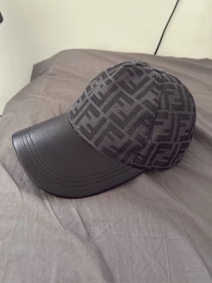 Fendi keps - Oanvänd Fendi keps i storlek M