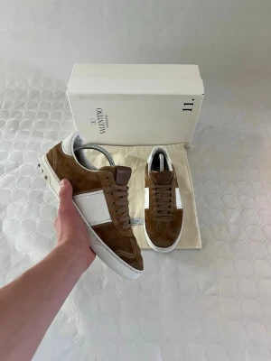 Flycrews - Säljer ett par riktigt feta Flycrews i brunt. Storlek 42. Skorna har alla nitar kvar på ena skon och på andra saknas 2 nitar. Skorna har blivit lagade som man ser på näst sista bilden. Boxen o dustbagen som finns från bilderna är från ett par opens skor, så inte valentino box eller dustbag. Skriv gärna vid funderingar o pris kan diskuteras. ✅🔥