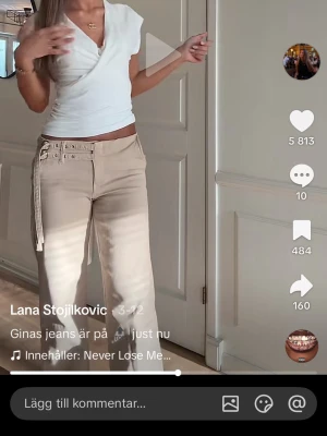 Beige jeans med bältdetalj från Gina Tricot - Säljer ett par beige jeans från Gina Tricot med raka ben och cool bältdetalj i midjan. Va för korta för mig i benen är 175 endast testade inte använda 599kr nypris 