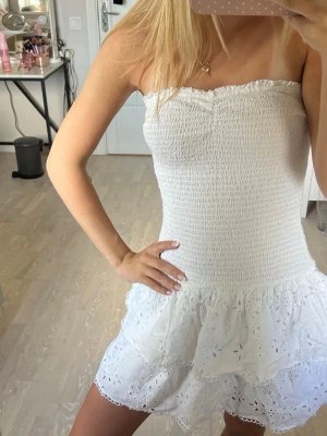 Gina klänning  - Så söt sommar klänning från Gina💕Använd på en skolavslutning🍒Perfekt skick, lappen har lossnat på ena sidan men inget som syns