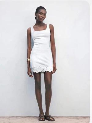 Vit zara klänning - Storlek S från Zara i mycket bra skick!