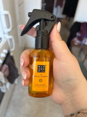 Rituals The Ritual of Mehr hemparfym - En hemparfym från Rituals, The Ritual of Mehr, med doft av sweet orange och cederträ. Flaskan är orange och har en svart spraypump. Perfekt för att fräscha upp hemmet med en energigivande doft.