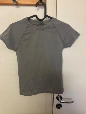 Grå kortärmad t-shirt  - Grå tränings T-shirt