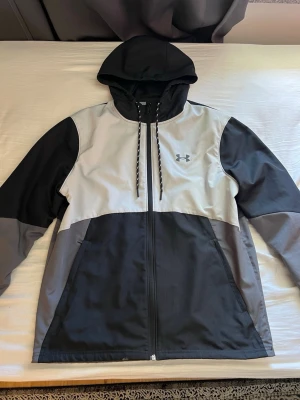 Under Armour Vindjacka  - Storlek S 