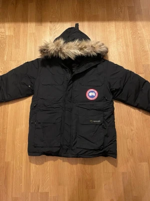 Canada Goose Jacka - Canada Goose Jacka i storlek M, hör av vid minsta fundering!