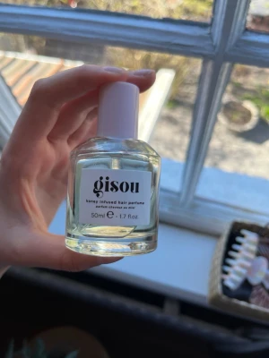 Gisou Honey Infused Hair Perfume - Gisou Honey Infused Hair Perfume i deras orginal lukt. Parfymen är i en genomskinlig glasflaska med vit etikett och ljusrosa lock. Parfymen innehållde 50 ml men den har blivit lite använd som ni ser på andra bilden och därav priset. Den har en söt, honungsinspirerad doft som är framtagen för håret men jag skulle säga att den går lika bra på huden! Köpt i Paris men inte riktigt min typ av doft och därav den lilla andvändningen. Nypris var runt 35€.