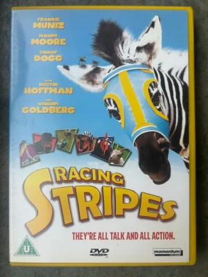 Racing stripes dvd - DVD-film med Frankie Muniz, Mandy Moore och Snoop Dogg. Filmen handlar om en zebra som drömmer om att bli en racerhäst. Specialfunktioner inkluderar borttagna scener, bloopers och en titt bakom kulisserna.  Finns på språk: Engelska    OBS!! skivorna är begagnade så det kan förekomma repor/hairlines på skivorna, men då jag kollar igenom alla filmer jag säljer garanterar jag att alla funkar felfritt om inget annat står! :)