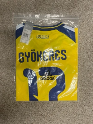 Sverigetröja Hemmaställ Gyökeres  - Helt oöppnad Sverigetröja med Gyökeres på ryggen, perfekt till VM i sommar!☀️🇸🇪😍