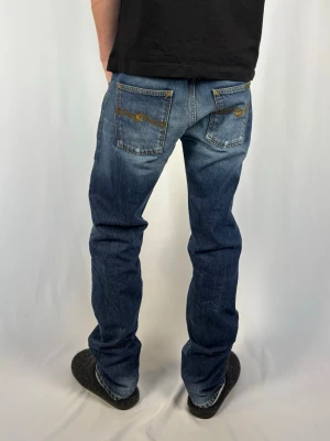 Nudie Big Bengt - Nudie Jeans i modellen Big Bengt. Blå med schyssta fades. Inga defekter, väldigt fint skick. Size 31/34, modellen på bilderna är 183cm och väger 67kg (för långa för honom). Mått. Ytterbenslängd: 111cm. Midja: 41,5cm. Lårbredd: 30cm. Benöppning: 18cm. Skriv vid funderingar!