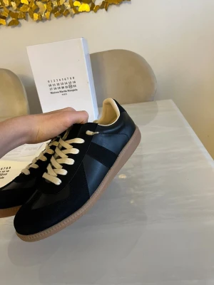 Svarta mason margelia - Säljer ett par mycket fina och unika svarta mason margela för ett sjukt billigt pris! Storlek 44 och helt nya utan tags på