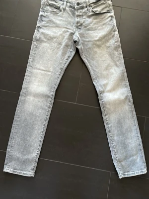 Jack&Jones jeans Slim/Glenn - Schyssta Jack&Jones jeans i modellen Slim/glenn | Storlek: 30/30 - Nypris: 899kr - vårat pris: 399kr