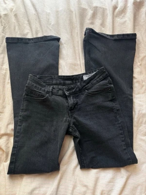 Svarta bootcut jeans från Vero Moda - Söta bootcut jeans från Vero Moda. Säljer då de inte kommer till användning💕 OBS: katthår förekommer😿