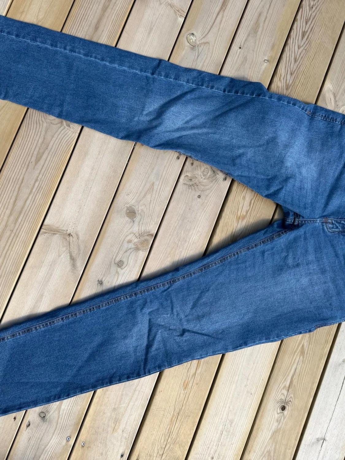 Blå jeans med raka ben - 1