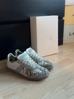 Maison Margiela  - Maison Margiela skor | Skick: 8/10 de är använda men fortfarande i ett väldigt fint skick (se bild för defekt) | Storlek - 44 | Skriv vid minsta lilla fundering, pris går att diskutera!!📲