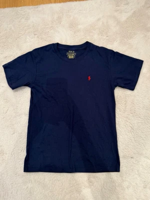 Ralph Lauren t shirt navy  - Otroligt fint skick. Riktigt schysst och helt felfri.