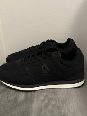 Moncler skor - Fina stilrena sällsynta Moncler sneakers skor till dundrande pris kommer fint packade i kartong och papper. Finaste på marknaden passar alla tillfällen, pris kan diskuteras vid snabb affär.
