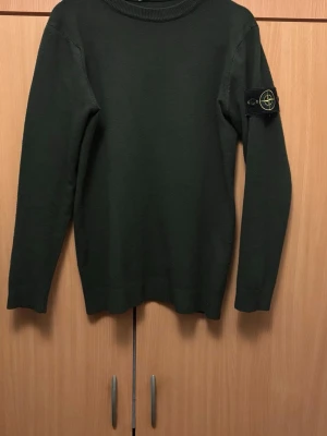 Grön tröja - Säljer denna gröna tröja då den ej används. Ligger bara i garderoben. Pris är ej hugget i sten.