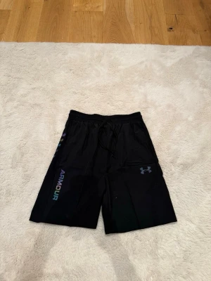 Under armour shorts  - Otroligt snygga nu till sommaren. Reflektiva. Helt utan defekter nästan aldrig använda.