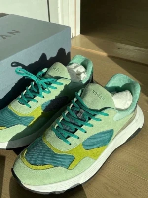 Hogan skor - Italienska Hogan Hyperlight sneakers, ergonomiska. Superlätta med foam sula för extra bekvämlighet, komfort och värme. Bra ergonomi!   Strl 7 = 40,5/41. Nypris 5800kr.  Kompletta med allt från butik.   Made in Italy Suede upper Technical fabric inserts Memory foam insole 8 mm Rubber outsole Total height 4.5 cm Maintenance and care cards included Fabric dustbag included Additional laces included