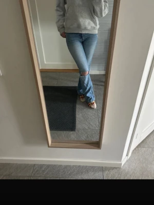 bootcut jeans  - bootcut jeans med hål på, från gina tricot 