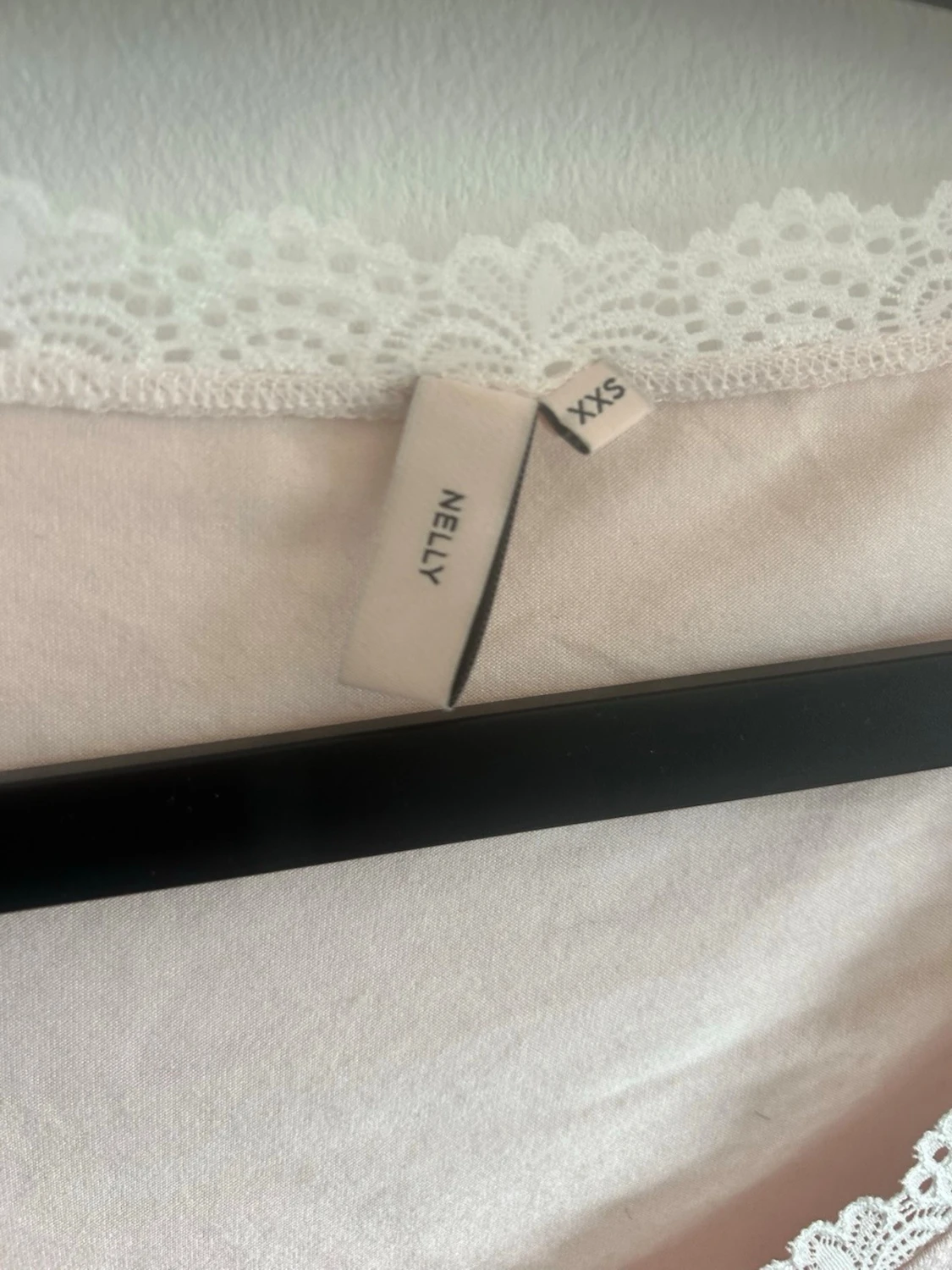 Beige topp med spetsdetaljer - 2