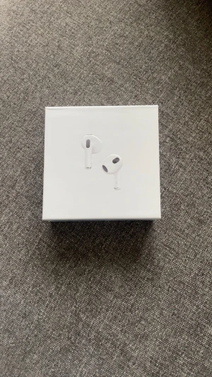Apple AirPods med MagSafe-laddning - Säljer ett par vita Apple AirPods med MagSafe-laddningsetui. De är trådlösa in-ear hörlurar med stilren design och smidig laddning. Perfekta för musik, samtal och gaming. Materialet är plast och de har en kompakt form som passar i fickan.