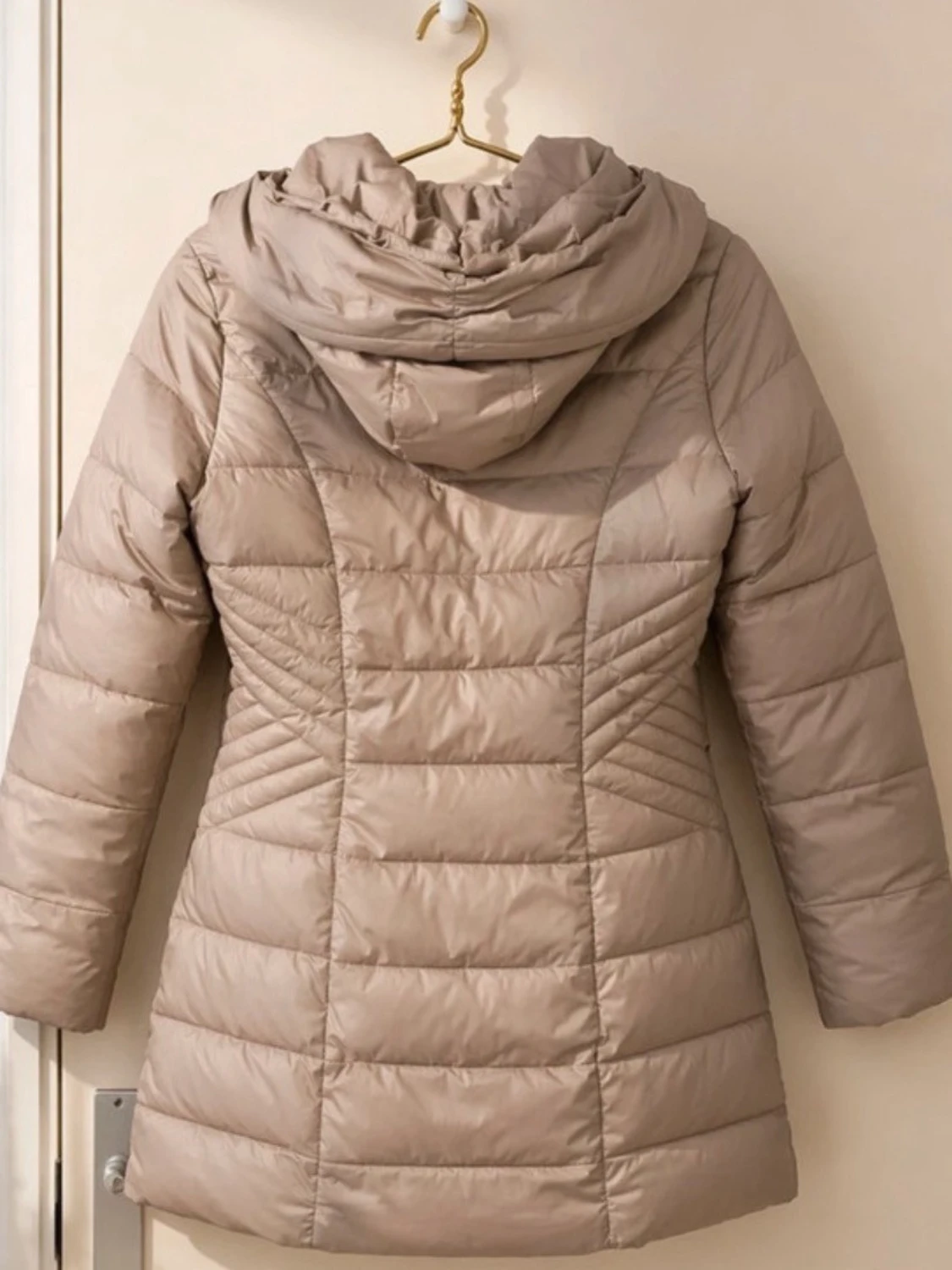 Beige lång dunjacka med huva - 1