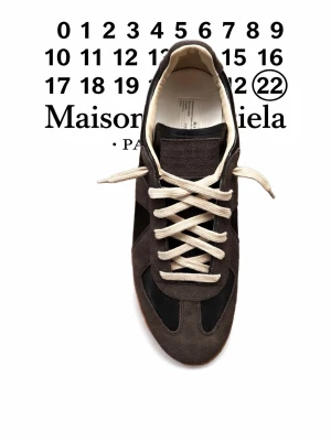 Maison Margiela Gats - Säljer ett par sjukt snygga maison margiela gats i storlek 43. De är i princip i nyskick och allt og följer med som box,dustbag osv. Nfc på sulan under skon fungerar och farfetch tag följer med. Skriv vid frågor eller funderingar! Fraktar inom 24 timmar (instabox).