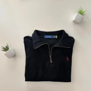 Svart half zip tröja från Polo Ralph Lauren S - Svart långärmad tröja från Polo Ralph Lauren med klassisk krage och half zip-dragkedja. Riktigt stilig nu till vår/sommar. Storlek M men passar mer som S