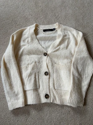 Söt cardigan - Fin cardigan från Vero Moda,  nopprig o därav priset 