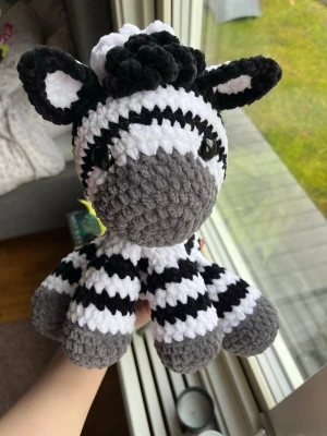 Virkad zebra🦓 - Efter att ha virkat zebran Sebastian så kunde jag inte låta bli att göra ännu en till, och jag står fortfarande fast vid att dessa zebrorna kan vara något av det sötaste jag gjort.🥹🦓🖤 !Dessa innehåller säkerhetsögon som inte rekommenderas för barn under 3 år! 
