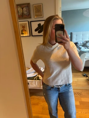 Beige topp - Superfin beige topp men polokrage. Strolwk M men skulle säga att den är liten i storlek.  Skriv för frågor❤️