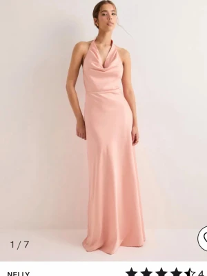 KORALL KLÄNNING!!🥹🥹 - Perfekt till bal, inte använd då storleken inte riktigt passa🥹🥹❤️❤️